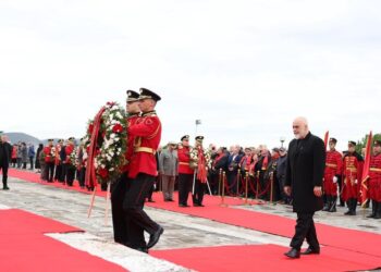 “Nderim për Dëshmorët e Atdheut: Rama dhe Begaj, së bashku me ministrat, bëjnë homazhe”
