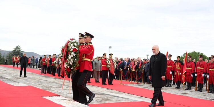 “Nderim për Dëshmorët e Atdheut: Rama dhe Begaj, së bashku me ministrat, bëjnë homazhe”