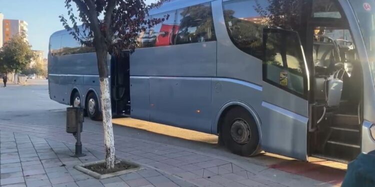 Nderim për ish-kryeministrin Fatos Nano, dhjetëra qytetarë nga Fieri udhëtojnë drejt Tiranës.