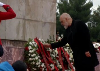 “Nderimi për Dëshmorët e Atdheut”/ Rama bën homazhe, të pranishëm Begaj dhe ministra