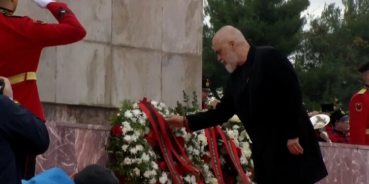 “Nderimi për Dëshmorët e Atdheut”/ Rama bën homazhe, të pranishëm Begaj dhe ministra