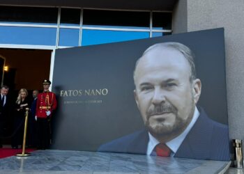 Nderimi për Fatos Nanon, Xhoana Nano flet për familjen, liderë nga rajoni dhe opozita i bashkohen përkujtimit.