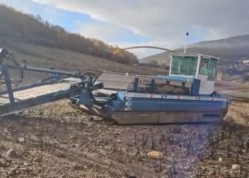 Ndotja e liqenit të Kukësit, anija ekologjike qëndron si dëshmi në breg