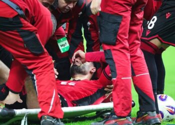 Në fushën e lojës, mes lotëve, dëmtimet janë një makth për Armando Brojën.