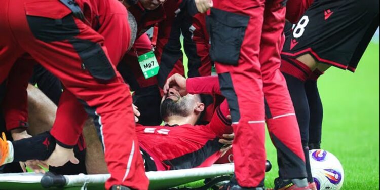 Në fushën e lojës, mes lotëve, dëmtimet janë një makth për Armando Brojën.