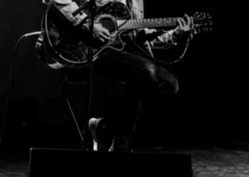 Ngjarje në skenë: Këngëtarit të njohur i ndodh një situatë e papritur dhe e dhimbshme