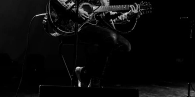 Ngjarje në skenë: Këngëtarit të njohur i ndodh një situatë e papritur dhe e dhimbshme