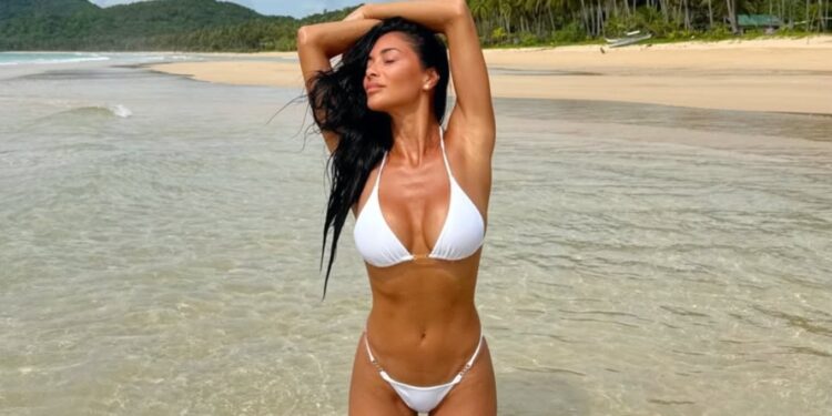 Nicole Scherzinger pozon me bikini të bardhë, ngre atmosferën në këto ditë dimri.