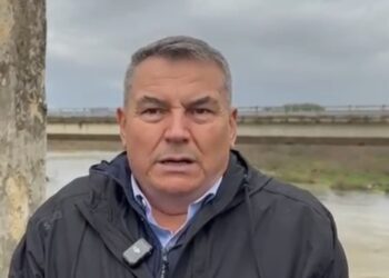 Niveli i lumit Vjosa arrin në 5 metra, drejtori i Emergjencave Civile inspekton urën e Mifolit dhe Novoselës.