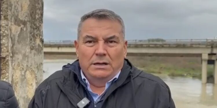 Niveli i lumit Vjosa arrin në 5 metra, drejtori i Emergjencave Civile inspekton urën e Mifolit dhe Novoselës.