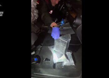 Një 21-vjeçar shqiptar kapet me šest kilogramë kokainë dhe mbi 18 mijë euro të fshehura nën sedilje, përpiqet të shmangë karabinierët