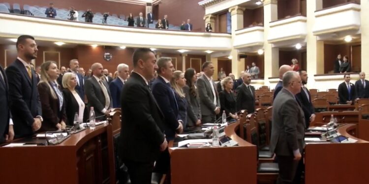 Një minutë heshtje mbahet për nder të ish-kryeministrit Fatos Nano