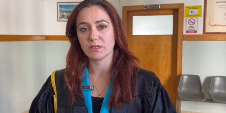 "Një njeri i heshtur, viktima kishte zgjidhur edhe konflikte" / Vrau babanë me thikë, avokatja e 25-vjeçarit: Babai e kishte paralajmëruar...