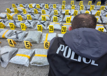 Një person arrestohet në Prishtinë pas drejtimit të autobusit ku u gjetën 120 kg drogë.