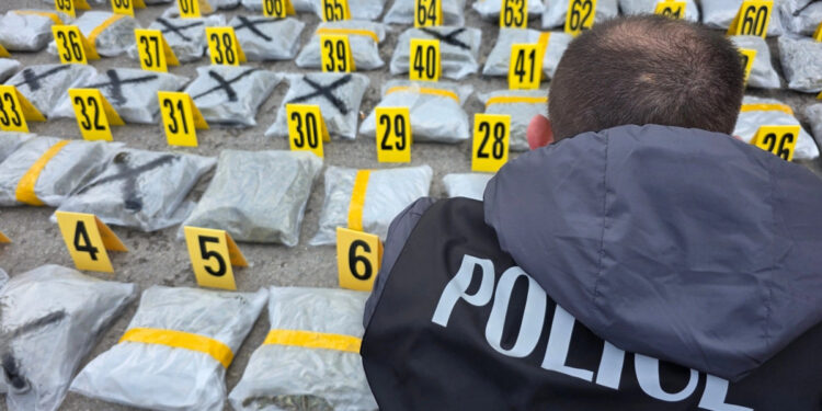 Një person arrestohet në Prishtinë pas drejtimit të autobusit ku u gjetën 120 kg drogë.