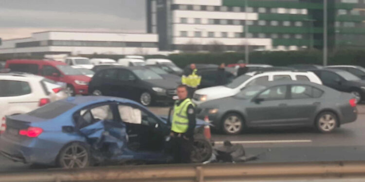 Një person i plagosur nga aksidenti në rrugën Ferizaj-Prishtinë