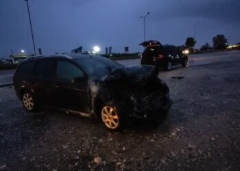 Një tjetër aksident ndodh në vend/ Dy automjete përplasen në rrugën Lushnjë-Rrogozhinë, “Ford”-i i kap flakët.