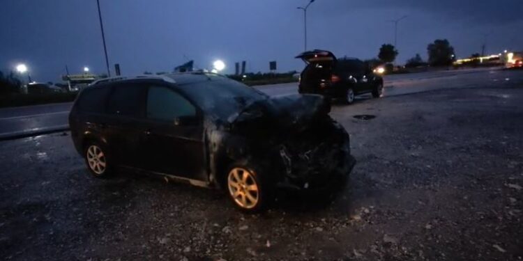 Një tjetër aksident ndodh në vend/ Dy automjete përplasen në rrugën Lushnjë-Rrogozhinë, “Ford”-i i kap flakët.