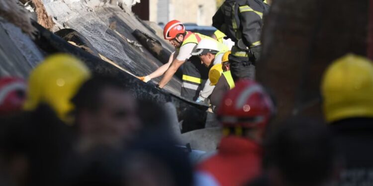 Një vit nga shembja e çatisë në stacionin e trenit që shkaktoi vdekjen e 16 personave, dhjetëra mijëra njerëz protestuan në Serbi.