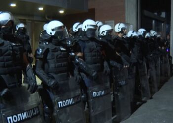 Një vit pas tragjedisë në Novi Sad, protestuesit bllokojnë rrugët në Serbi