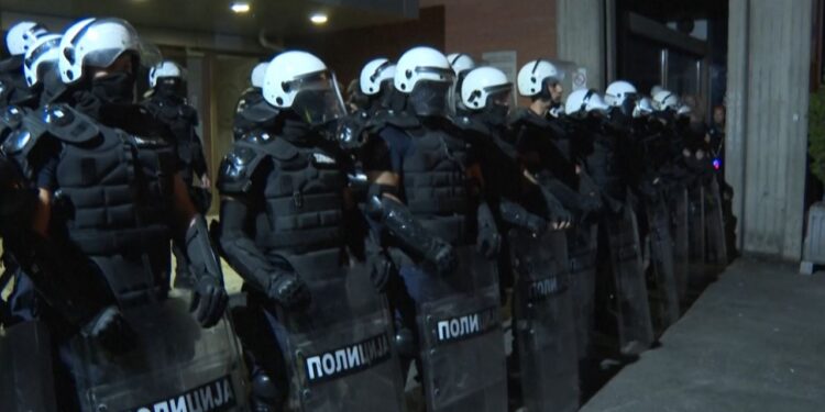 Një vit pas tragjedisë në Novi Sad, protestuesit bllokojnë rrugët në Serbi