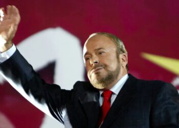 “Njollat e Fatos Nanos”, New York Times: Ish-kryeministri shqiptar, një figurë udhëheqëse gjatë kaosit dhe periudhës së tranzicionit.