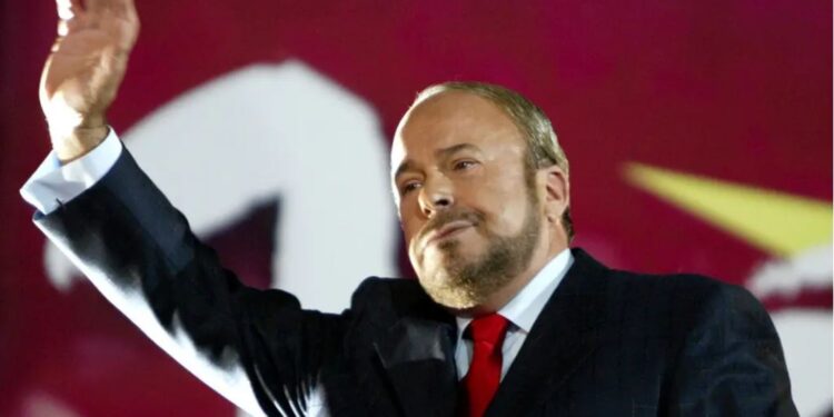 “Njollat e Fatos Nanos”, New York Times: Ish-kryeministri shqiptar, një figurë udhëheqëse gjatë kaosit dhe periudhës së tranzicionit.