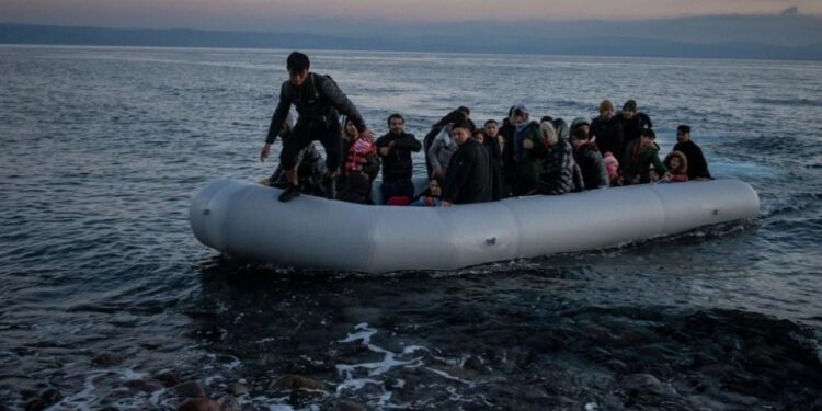 Numri i emigrantëve të paligjshëm drejt BE-së ra me 22%, por Mesdheu mbetet një “varrezë nënujore”; mbi 1300 individë humbën jetën gjatë vitit 2025.