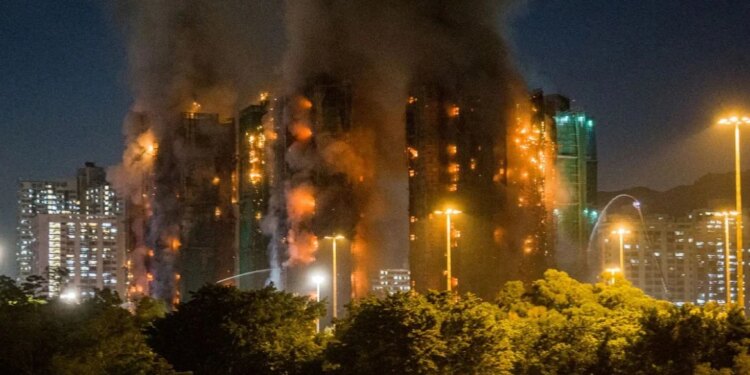 Numri i viktimave nga zjarri në Hong Kong rritet, 75 njerëz kanë humbur jetën, rreth 300 të tjerë janë ende të zhdukur.