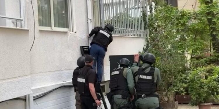 “Operacioni i RENEA-s në Orosh: Identifikohet një nga personat që fshihet në një apartament të pabanuar, ende në kërkim”