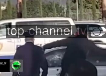 Pamje alarmante nga Rinasi: Qytetarët tentojnë të thyejnë xhamat e makinës për të shpëtuar viktimën