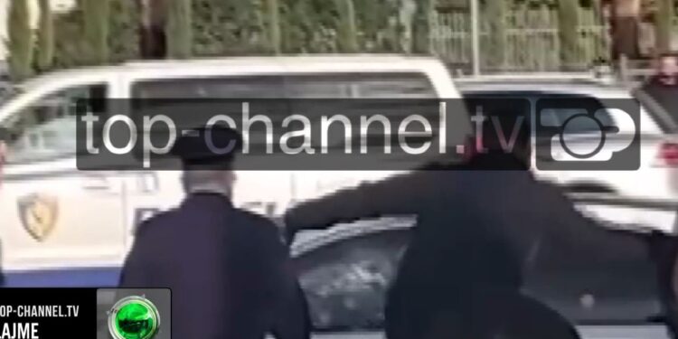 Pamje alarmante nga Rinasi: Qytetarët tentojnë të thyejnë xhamat e makinës për të shpëtuar viktimën