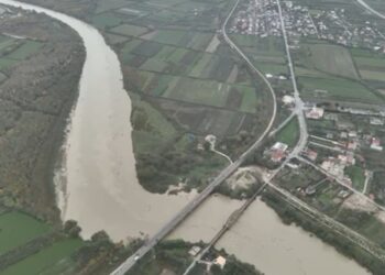 Pamje me dron: Lumi Vjosa në gjendje kritike, rrezikon të përmbytet dhe dalë jashtë shtratit të tij