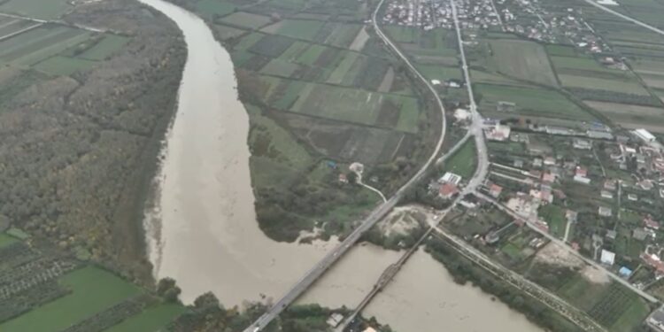 Pamje me dron: Lumi Vjosa në gjendje kritike, rrezikon të përmbytet dhe dalë jashtë shtratit të tij