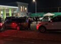 Pamje shqetësuese/ Vrasja e biznesmenit në Elbasan, kur afërmët e viktimës arrijnë në vendngjarje.