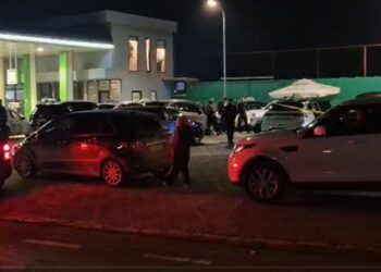 Pamje shqetësuese/ Vrasja e biznesmenit në Elbasan, kur afërmët e viktimës arrijnë në vendngjarje.