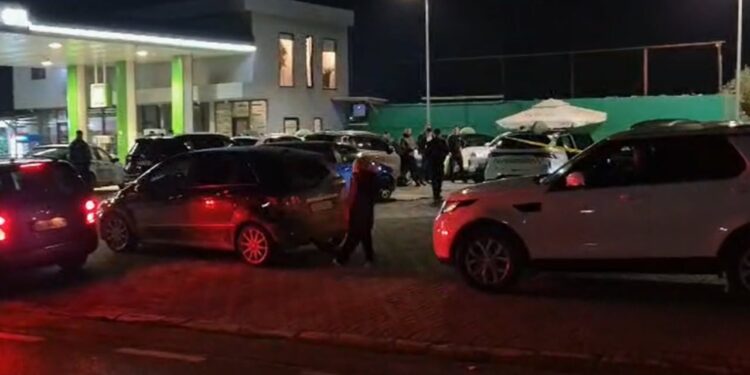 Pamje shqetësuese/ Vrasja e biznesmenit në Elbasan, kur afërmët e viktimës arrijnë në vendngjarje.