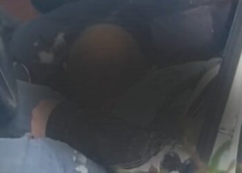 Pamje të rënda nga sulmi në Rinas/ Viktima dhe i plagosuri brenda “Benz”-it pak minuta pas qitjes së breshërive