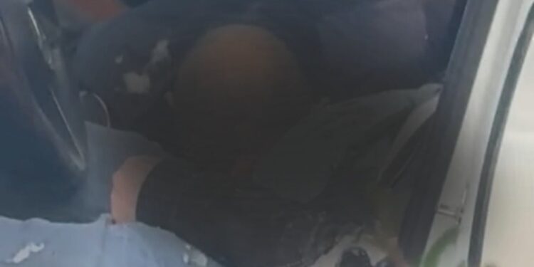 Pamje të rënda nga sulmi në Rinas/ Viktima dhe i plagosuri brenda “Benz”-it pak minuta pas qitjes së breshërive