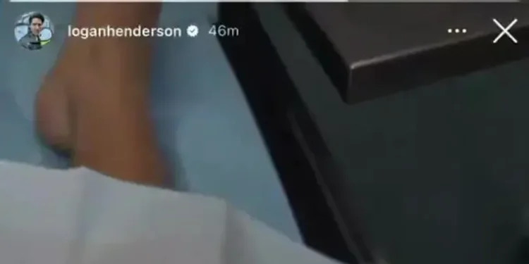 Paniku në koncert: Këngëtari i njohur lëndohet dhe dërgohet me ambulancë nga skena