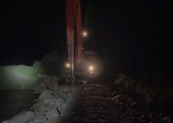 Pasi përmbyti qindra hektarë tokë bujqësore dhe rrethoi dhjetëra shtëpi, mbyllet argjinatura e çarë në lagunën e Vainit pas 48 orësh.