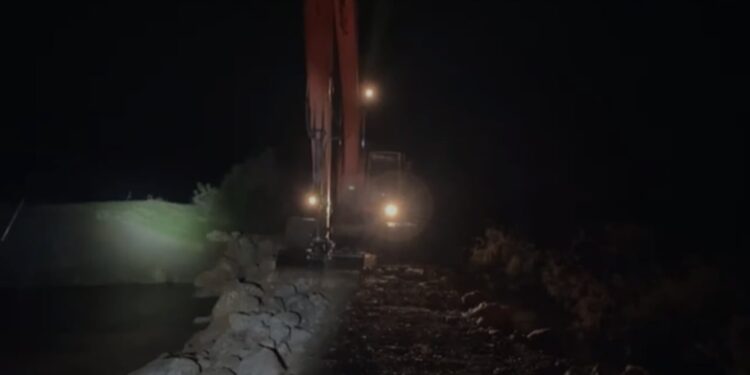 Pasi përmbyti qindra hektarë tokë bujqësore dhe rrethoi dhjetëra shtëpi, mbyllet argjinatura e çarë në lagunën e Vainit pas 48 orësh.