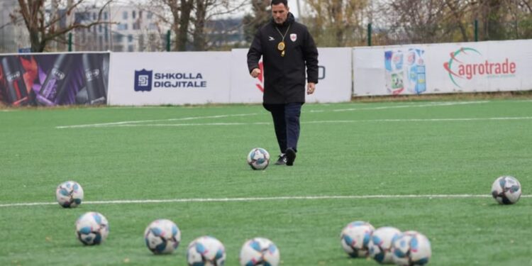 Pasi triumfoi në Kupë dhe siguroi një vend në Europë, drejtuesit e klubit të kryeqytetit e shkarkojnë trajnerin.