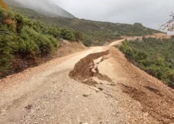 Pasojat e reshjeve të mëdha në Gjirokastër, rruga Suhë-Poliçan bllokohet dhe ujësjellësi pëson dëmtime.