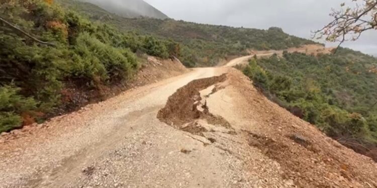 Pasojat e reshjeve të mëdha në Gjirokastër, rruga Suhë-Poliçan bllokohet dhe ujësjellësi pëson dëmtime.