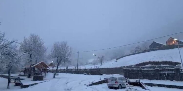 Peizazhe dimërore mahnitëse, dëbora ëmbëlsisht mbulon destinacionin turistik të Lëpushës.