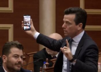 Peleshi largohet Agron Shehajn nga seanca, deputeti transmetohet 'live'. Balluku: S'ka mundësi të bëhesh politikan përmes Facebook-ut.