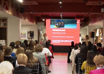 Pengesat që hasin gratë në botën e biznesit: Raporti i OKB-së tregon se ato paguhen më pak se meshkujt dhe nuk marrin pozita udhëheqëse.