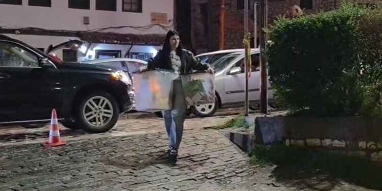 Përfundimi i votimeve në 5 bashki, kutitë e votimit në rrugë drejt qendrave të numërimit/ Ja çfarë ishte shkalla totale e pjesëmarrjes së votuesve.