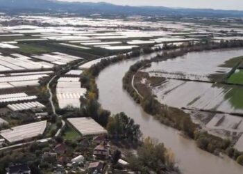Përmbytja në Goriçan të Dimalit: Top Channel publikon pamje me dron, serrat nën ujë për pesë ditë.
